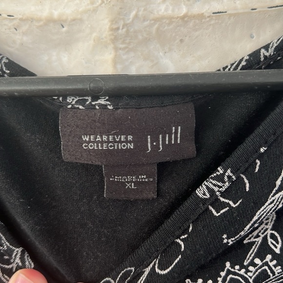 Black and White Flowery Top - Picture 3 of 3